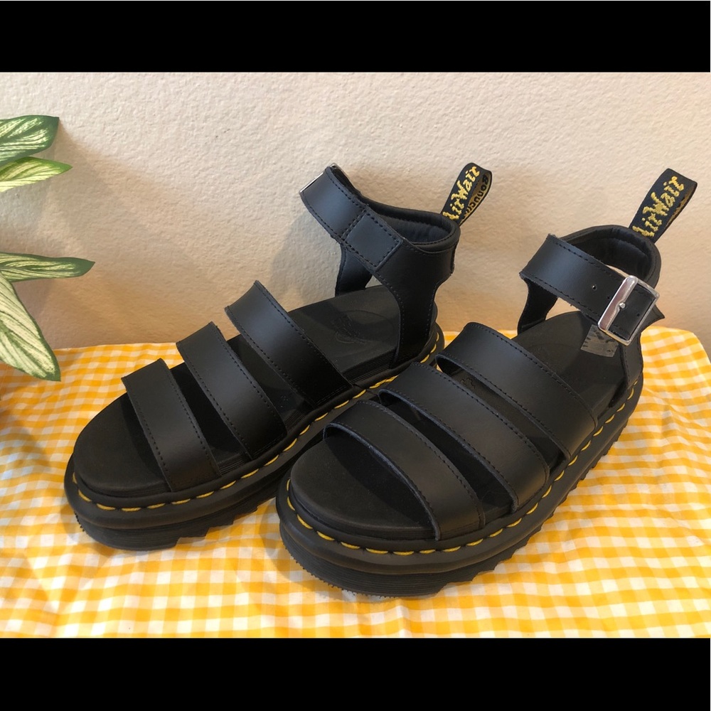 doc marten’s blaire sandals in black!!!